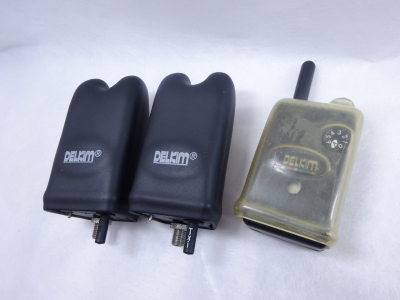 デルキム送信機×2，受信機×1，それぞれカバー、箱付きのセットです。